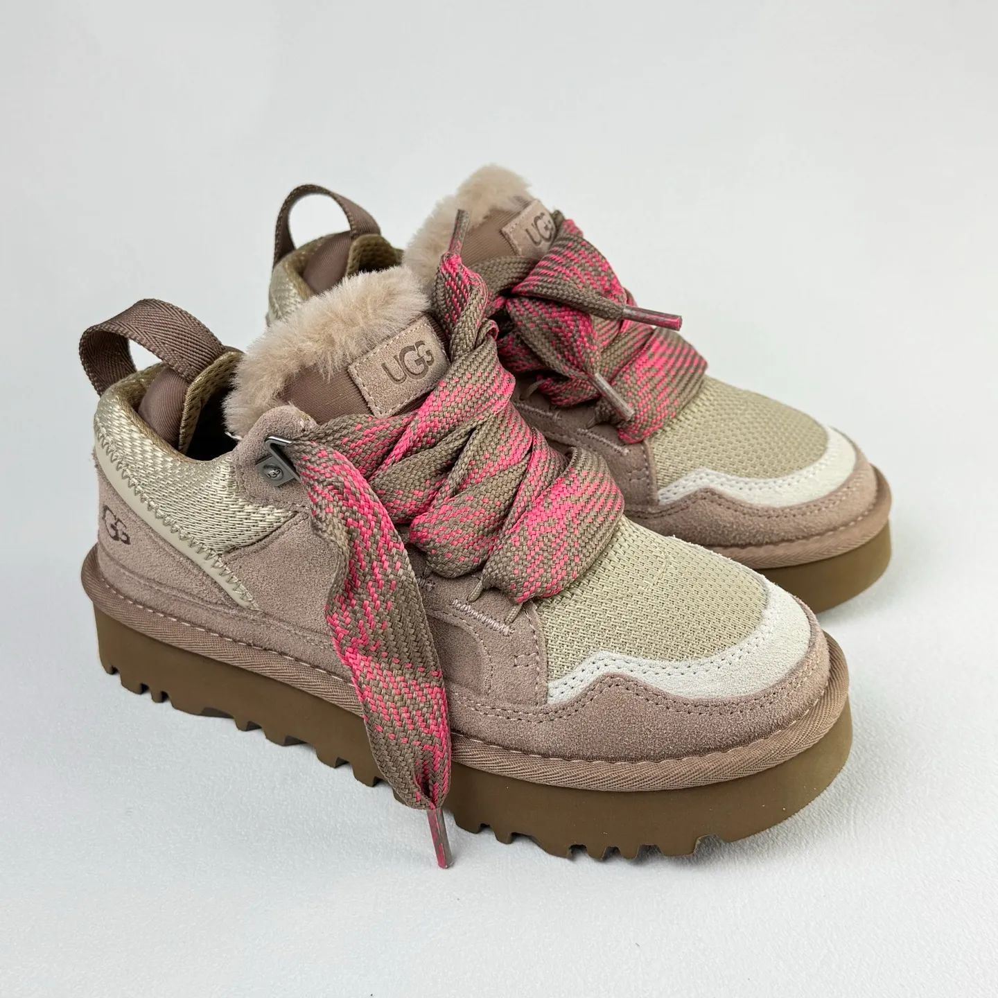 Local 💰600 OEM grade 4032 Mel series, top workmanship, super stable version ✔️ Good looks and texture, suede leather + low-key logo show retro, classic two-color shoelaces can be worn as two shoes ✔️ So comfortable that you want to weld your feet, ultra-light material + 5cm thick sole, increase height without tiring the feet, wool insoles are warm and breathable, no pressure for commuting and shopping all day long ✔️ I love the details: wide shoelaces for photos. Sizes 34-40 are suitable for a variety of foot types. Slight stains can be wiped clean with a damp cloth. The loose feeling in early autumn is all due to it. You can close your eyes and avoid stepping on thunder! 👟